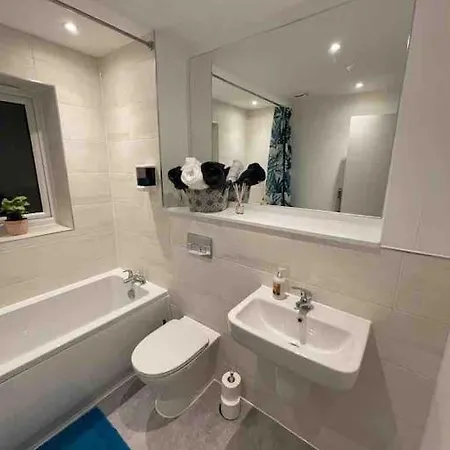 Апартаменты Entire 3 Bedroom Cosy In A Great Location. Манчестер