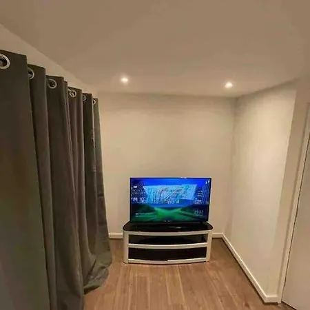 Апартаменты Entire 3 Bedroom Cosy In A Great Location. *