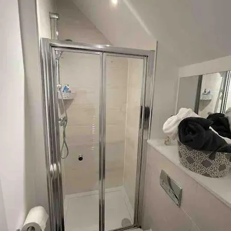 Entire 3 Bedroom Cosy In A Great Location. Апартаменты