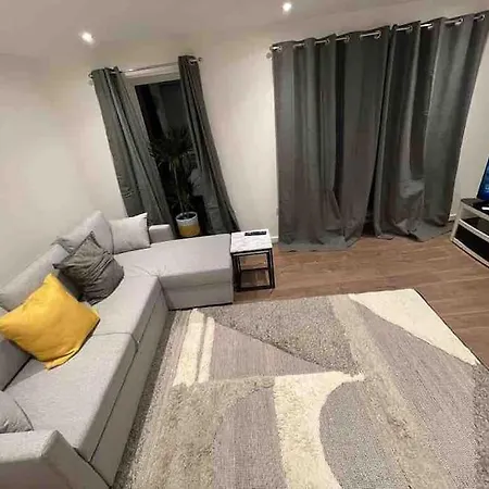 Апартаменты Entire 3 Bedroom Cosy In A Great Location.