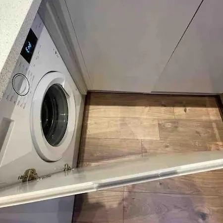 Апартаменты Entire 3 Bedroom Cosy In A Great Location. *