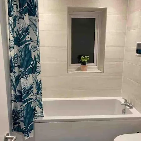 Апартаменты Entire 3 Bedroom Cosy In A Great Location. Манчестер