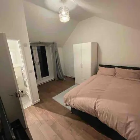 Апартаменты Entire 3 Bedroom Cosy In A Great Location. *