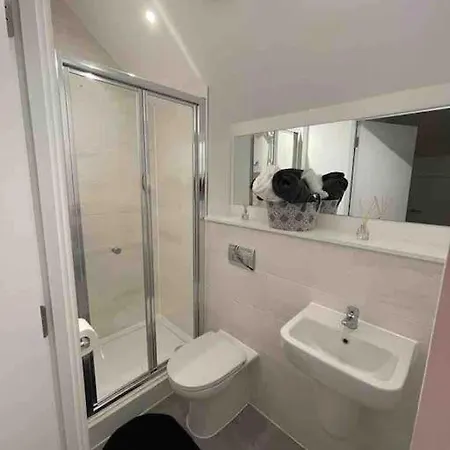 Апартаменты Entire 3 Bedroom Cosy In A Great Location. *