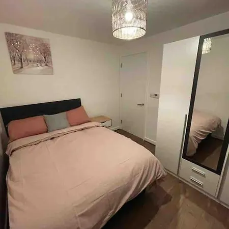 Entire 3 Bedroom Cosy In A Great Location. *