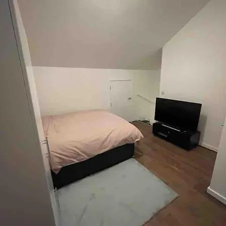 Апартаменты Entire 3 Bedroom Cosy In A Great Location.
