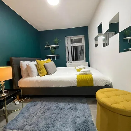 Lovely Party House - Centrally Located Feriehus *
