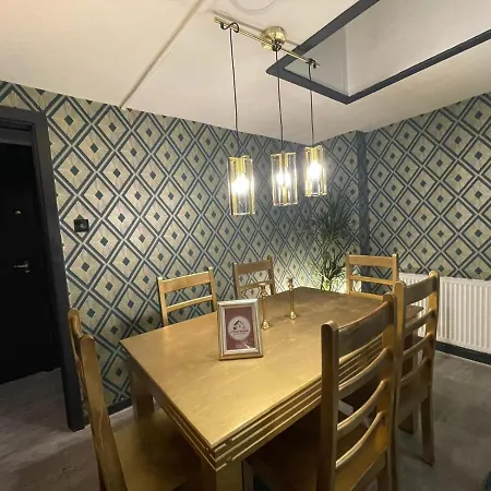 Lovely Party House - Centrally Located Feriehus