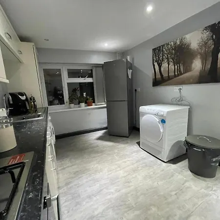 Lovely Party House - Centrally Located Feriehus