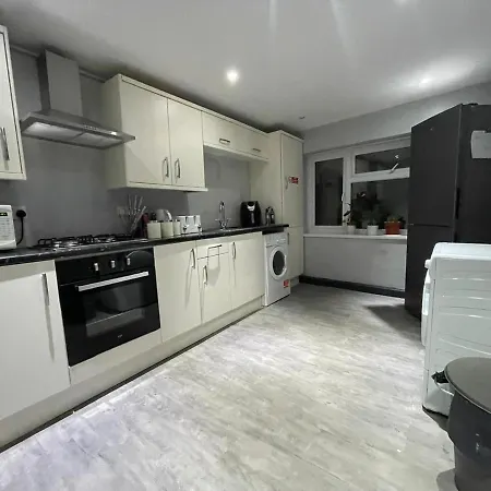 Lovely Party House - Centrally Located Manchester