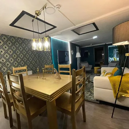 Feriehus Lovely Party House - Centrally Located *