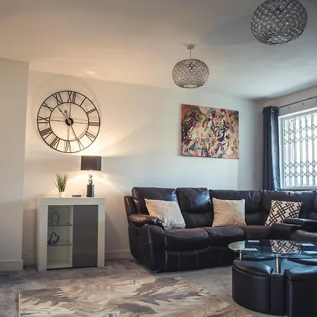 Walking Distance To Etihad And Coop Live Arena With Free Parking Holiday home Manchester