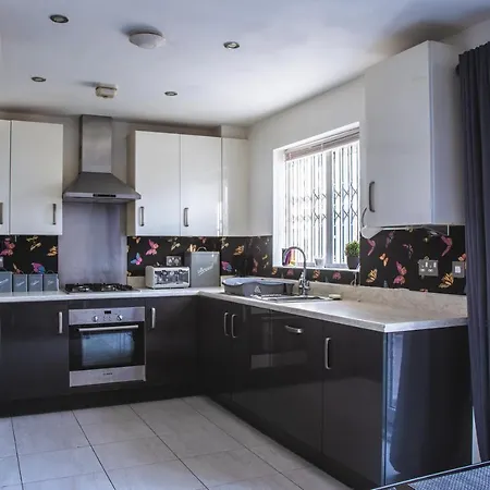 Walking Distance To Etihad And Coop Live Arena With Free Parking Holiday home Manchester