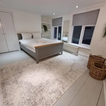Manchester's Only Centre Detached House Holiday home *