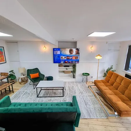 Manchester's Only Centre Detached House Holiday home *