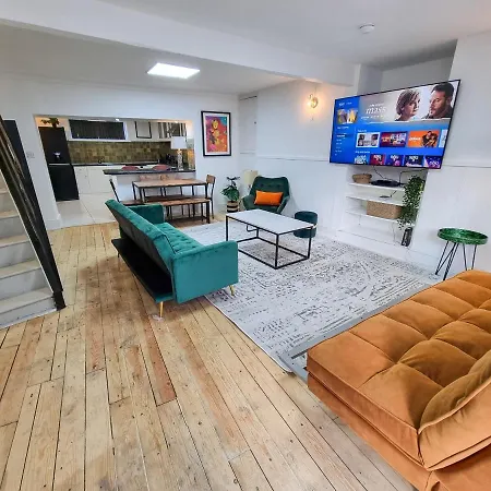 Manchester's Only Centre Detached House Holiday home