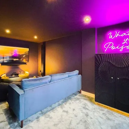 펜션 Stunning 4 Bed House With Cinema & Parking 맨체스터