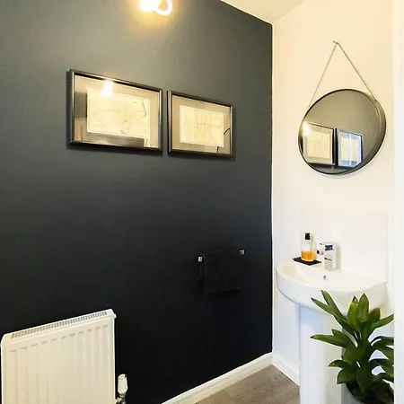 Stunning 4 Bed House With Cinema & Parking * 맨체스터