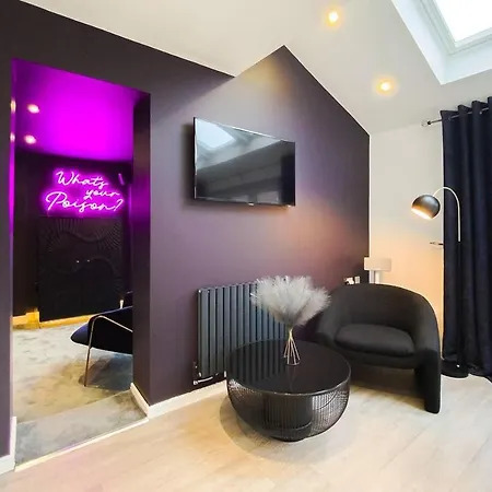 Stunning 4 Bed House With Cinema & Parking *