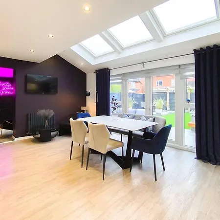 Stunning 4 Bed House With Cinema & Parking * 맨체스터