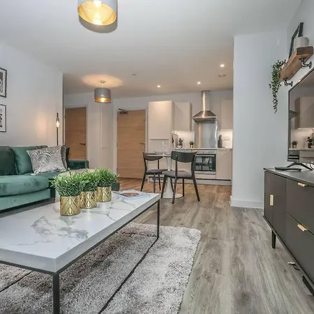 Апартаменты Stunning One Bedroom Media City Apt With Parking *