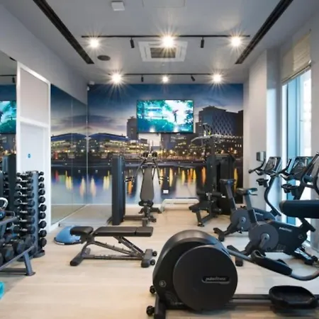 Large Luxury 3 Bed Apart Media City Free Parking Apartment *