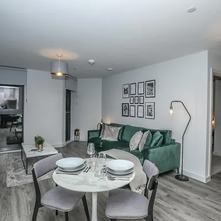 Stunning One Bedroom Media City Apt With Parking * Манчестер