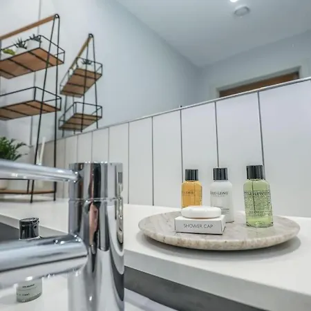 Stunning One Bedroom Media City Apt With Parking