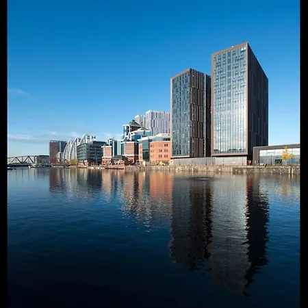 Large Luxury 3 Bed Apart Media City Free Parking Apartment *