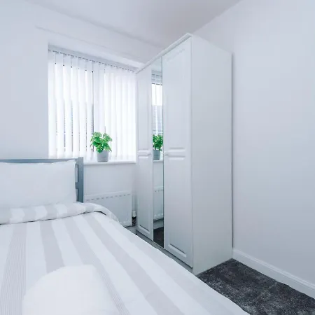 Luxury 3 Bedroom House Close To Center *