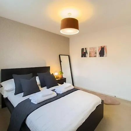 호텔 Stunning 4 Bed House With Cinema & Parking