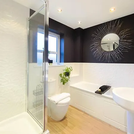 Stunning 4 Bed House With Cinema & Parking * 맨체스터