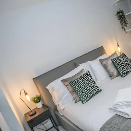 Stunning One Bedroom Media City Apt With Parking