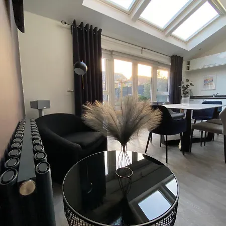 Stunning 4 Bed House With Cinema & Parking 펜션 *