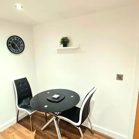 Apartment 1-bedroom Aprt In Salford- Freeparking- Sleeps3