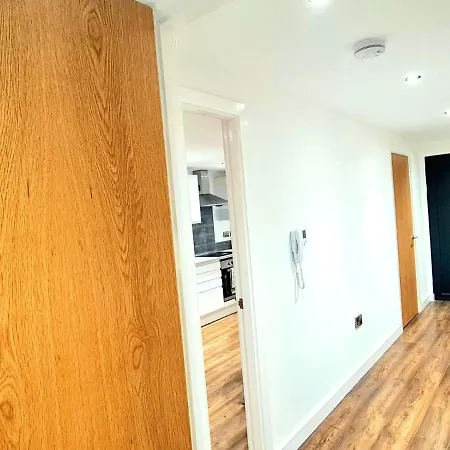 Apartment 1-bedroom Aprt In Salford- Freeparking- Sleeps3