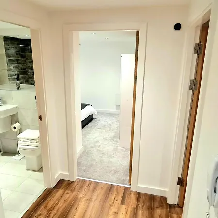 Appartement 1-bedroom Aprt In Salford- Freeparking- Sleeps3