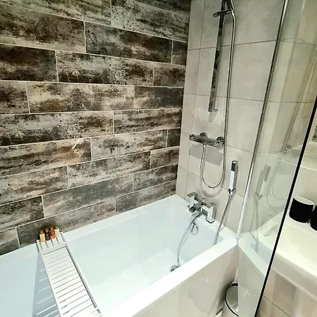 Apartment 1-bedroom Aprt In Salford- Freeparking- Sleeps3