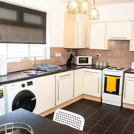 Holiday home Trafford House - Stylish 3-bed With Private Parking