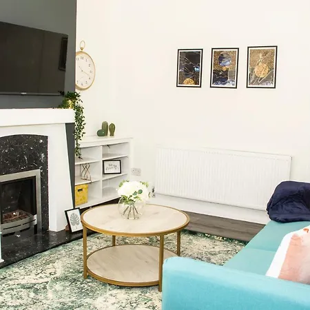Trafford House - Stylish 3-bed With Private Parking