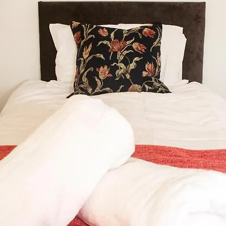 Holiday home Trafford House - Stylish 3-bed With Private Parking