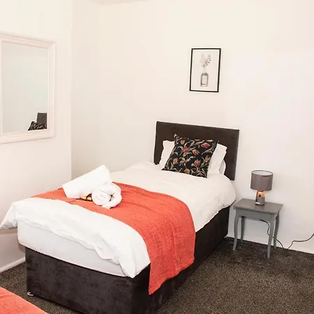 Trafford House - Stylish 3-bed With Private Parking Manchester