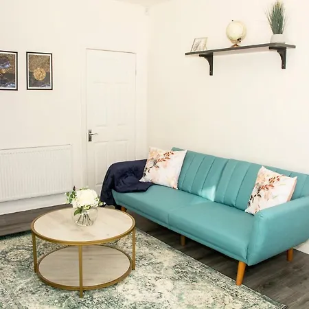 Holiday home Trafford House - Stylish 3-bed With Private Parking Manchester