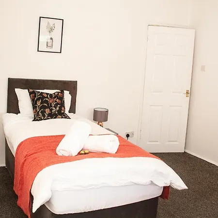 Holiday home Trafford House - Stylish 3-bed With Private Parking *