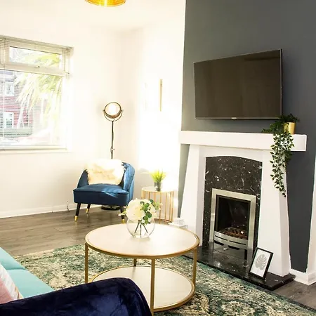 Trafford House - Stylish 3-bed With Private Parking