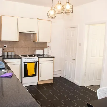 Trafford House - Stylish 3-bed With Private Parking