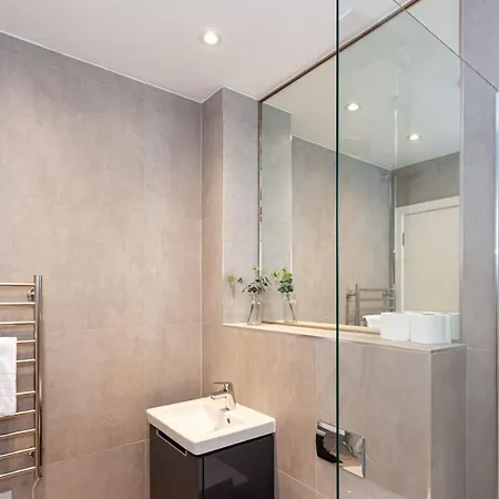 Brand New One Bedroom Apartment In Manchester, Sleeps 4