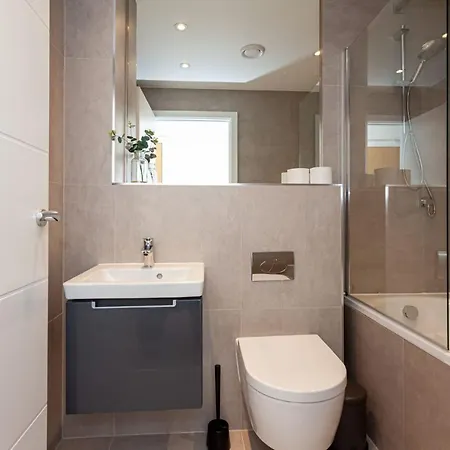 Immaculate, 1 Bedroom Apartment Suite In Heart Of Manchester City Centre *