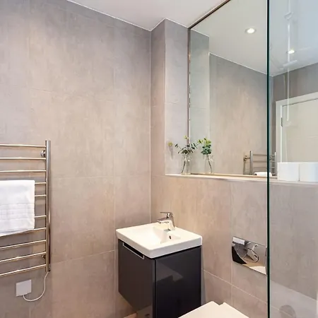 Brand New One Bedroom Apartment In Manchester, Sleeps 4 *