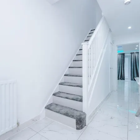 Luxury 3 Bedroom House Close To Center